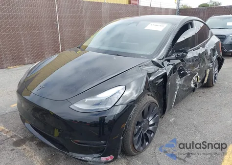 2024 Tesla Model Y Performance Dual Motor All-Wheel Drive z USA, uszkodzony, nr VIN 7SAYGDEF9RF046589
